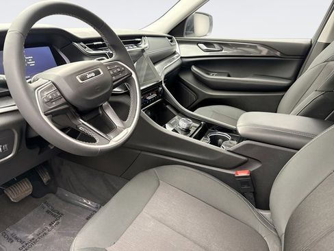 Used 2023 Jeep Grand Cherokee Laredo AWD/4WD image 10