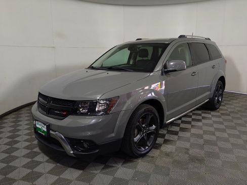 Used 2020 Dodge Journey Crossroad FWD image 2