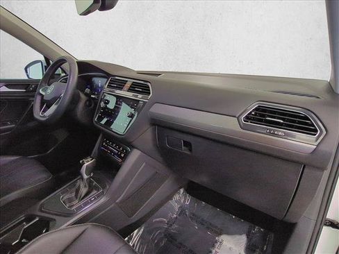 Used 2023 Volkswagen Tiguan SE w/ Panoramic Sunroof Package FWD image 25