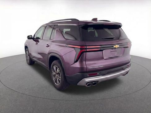 Used 2024 Chevrolet Traverse LT image 3