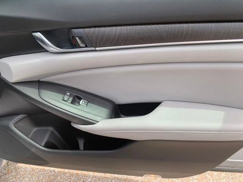 Used 2018 Honda Accord Touring image 19
