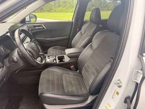 Used 2024 Mitsubishi Outlander AWD image 7