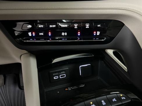 Certified 2022 Buick Envision Avenir w/ Technology Package II image 18