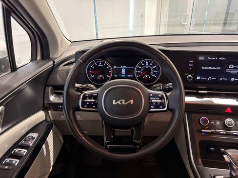 Used 2023 Kia Carnival LX image 17
