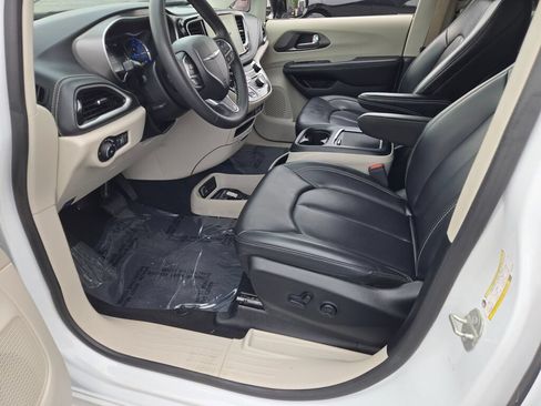 Certified 2024 Chrysler Pacifica Limited FWD image 2
