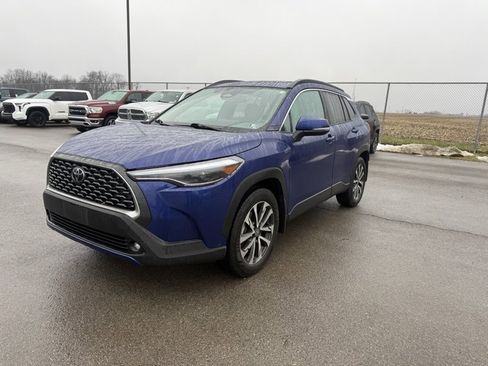 Used 2024 Toyota Corolla Cross XLE image 3