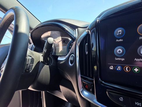 Used 2023 Chevrolet Traverse LT FWD image 18