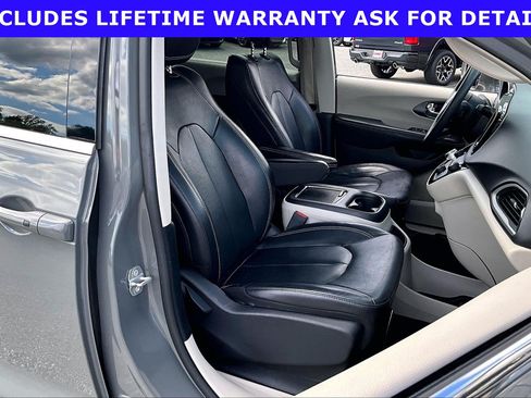Used 2022 Chrysler Pacifica Touring-L FWD image 7