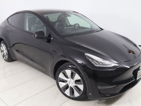 Used 2022 Tesla Model Y Long Range image 18