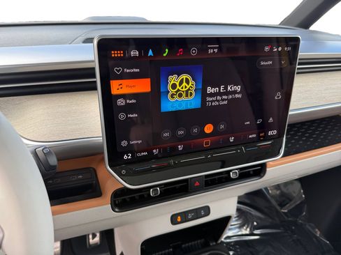 Certified 2025 Volkswagen ID. Buzz Pro S Plus AWD/4WD image 12