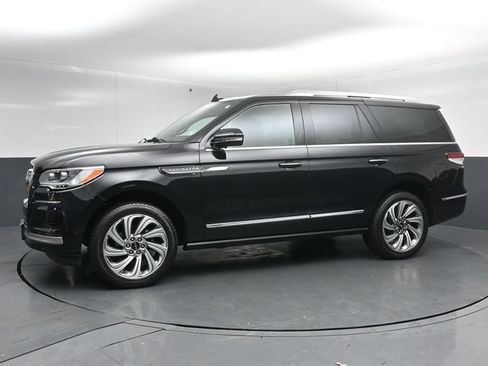 Certified 2023 Lincoln Navigator Reserve AWD/4WD image 4