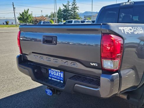 Used 2017 Toyota Tacoma TRD Off-Road AWD/4WD image 7