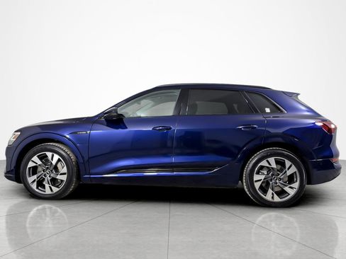 Used 2023 Audi e-tron Premium w/ Convenience Plus Package image 2