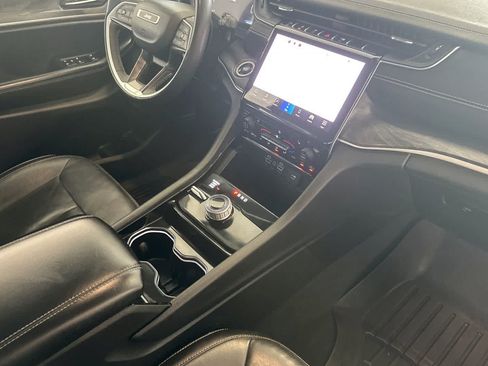 Used 2023 Jeep Grand Cherokee Limited w/ Black Appearance Package AWD/4WD image 17