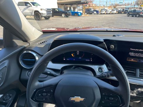 Used 2025 Chevrolet Trax LT image 28