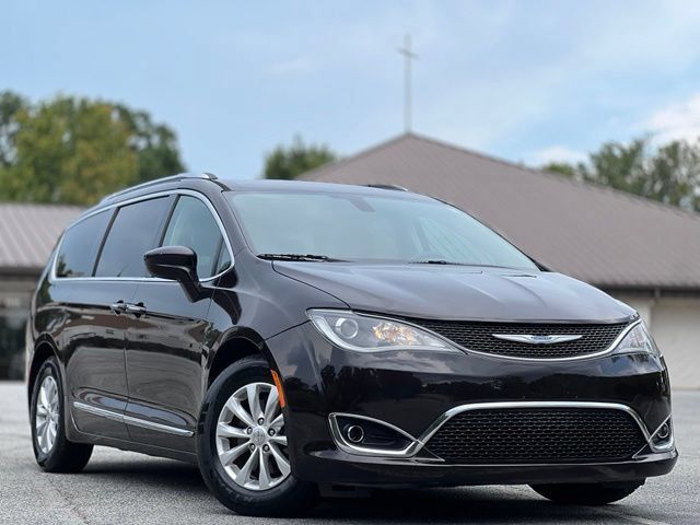 Used 2018 Chrysler Pacifica Touring-L FWD image 3