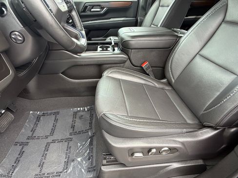 Used 2025 GMC Yukon XL Denali AWD/4WD image 14