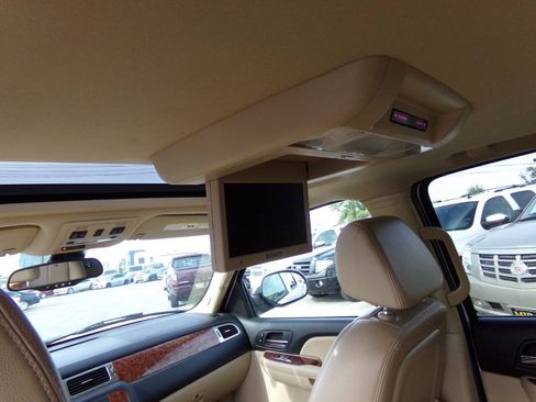 Used 2007 Chevrolet Suburban LTZ w/ LTZ Preferred Equipment Group AWD/4WD image 14