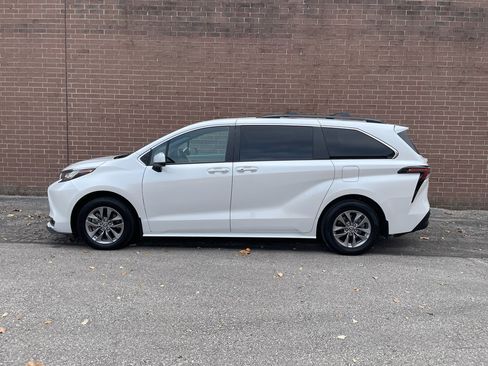 Used 2023 Toyota Sienna XLE w/ XLE Plus Package image 2