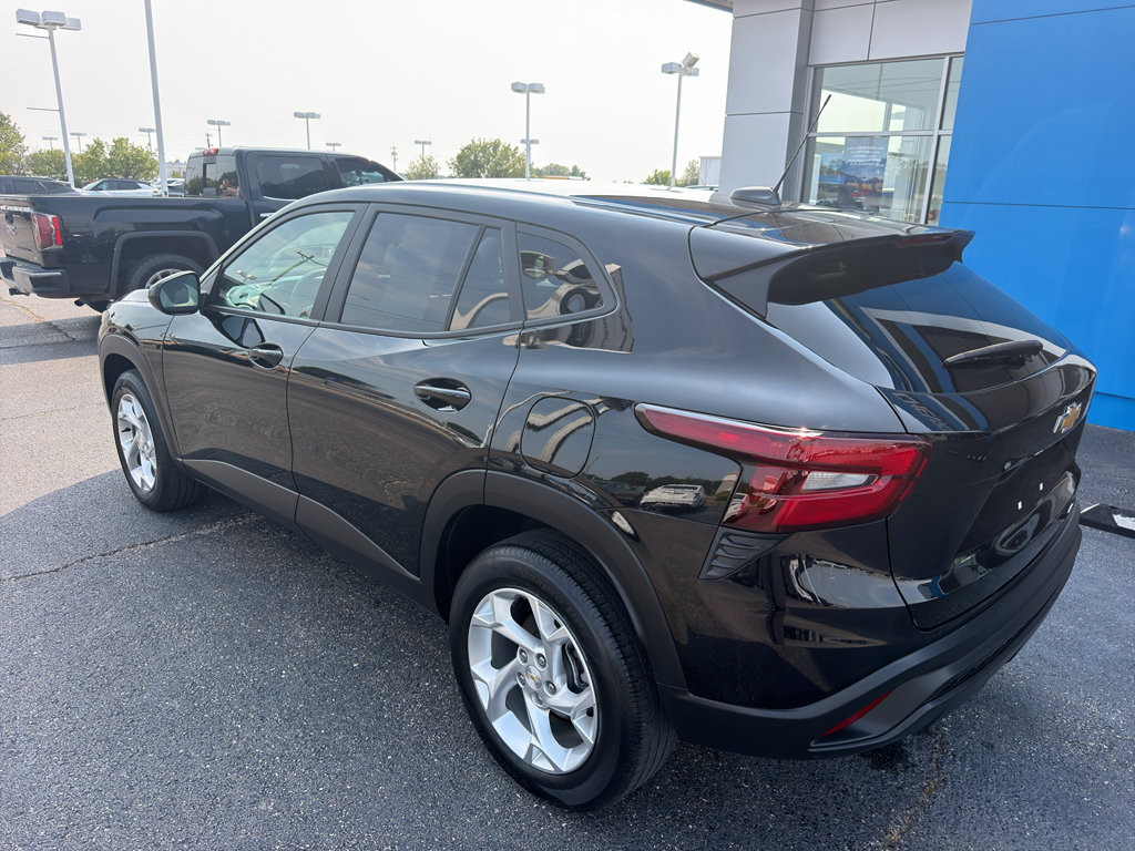 Used 2024 Chevrolet Trax LS w/ LS Convenience Package FWD image 6