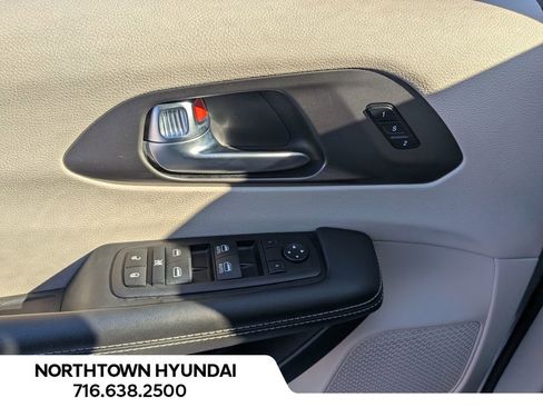 Used 2024 Chrysler Pacifica Touring-L image 33