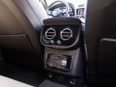 Used 2021 Bentley Bentayga image 26