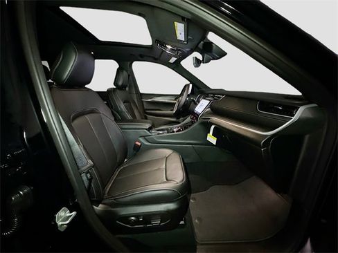 New 2025 Jeep Grand Cherokee Limited w/ Luxury Tech Group II image 32