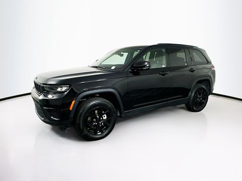 Used 2025 Jeep Grand Cherokee Altitude AWD/4WD image 4