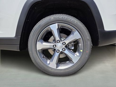 New 2026 Jeep Grand Cherokee Limited RWD image 6