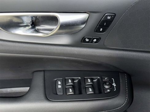 Used 2025 Volvo V60 B5 Cross Country Plus image 21