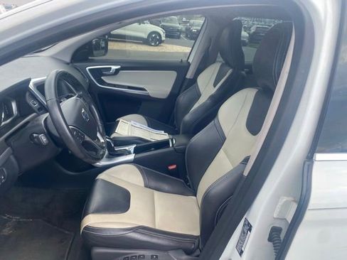 Used 2017 Volvo XC60 T6 Dynamic w/ Climate Package image 9