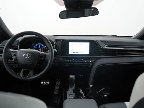 Used 2025 Toyota Camry SE image 13