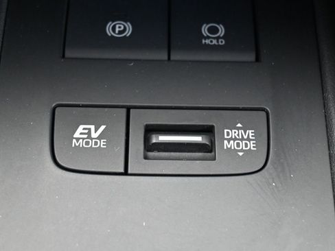 Certified 2024 Toyota Venza LE image 26