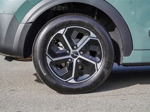 Certified 2025 Kia Niro EX image 9