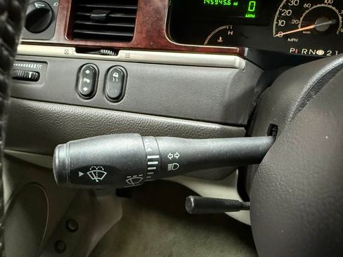 Used 2003 Lincoln Town Car Executive RWD image 16