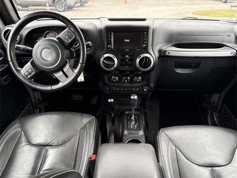 Used 2018 Jeep Wrangler Unlimited Rubicon w/ Connectivity Group image 16