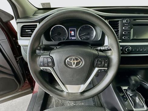 Used 2018 Toyota Highlander LE w/ Carpet Mat Package (TMS) AWD/4WD image 16