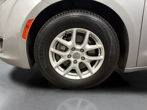 Used 2020 Chrysler Pacifica Touring-L FWD image 27