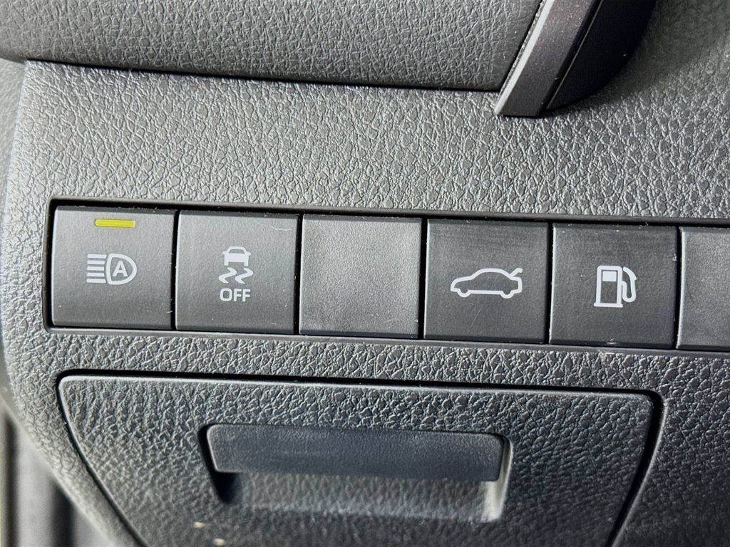 Used 2018 Toyota Camry SE w/ Moonroof Package FWD image 14