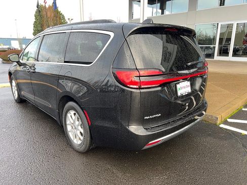 Used 2022 Chrysler Pacifica Touring-L image 9