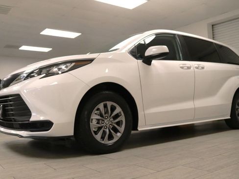Used 2021 Toyota Sienna LE FWD image 3