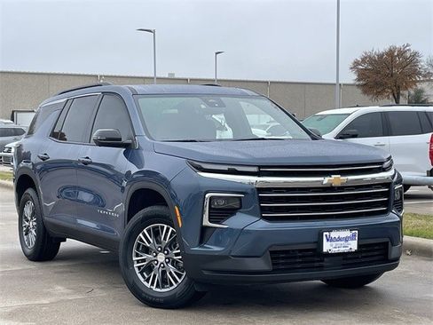 Used 2024 Chevrolet Traverse LT image 2