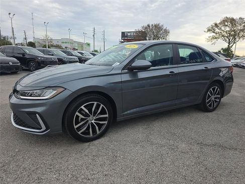 Used 2025 Volkswagen Jetta SE w/ Sunroof Package image 7