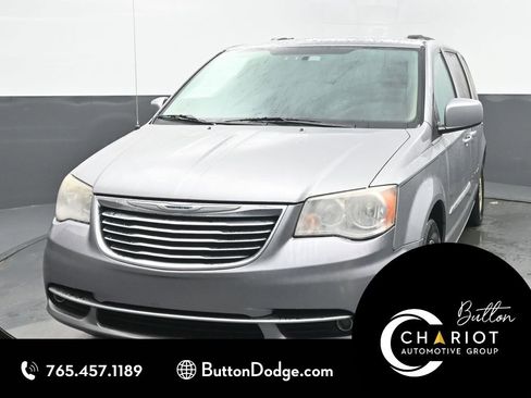 Used 2013 Chrysler Town & Country Touring image 1