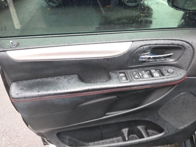 Used 2016 Dodge Grand Caravan R/T w/ Driver Convenience Group FWD image 18