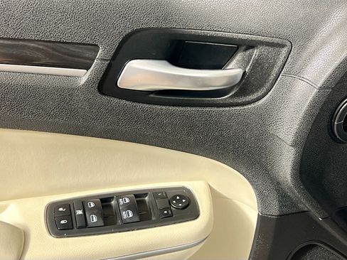 Used 2019 Chrysler 300 Touring L w/ Quick Order Package 22F image 16