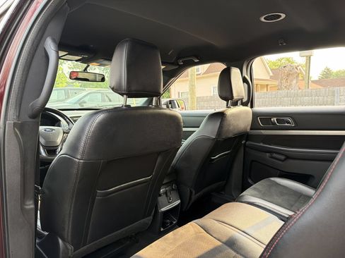 Used 2019 Ford Explorer XLT w/ Equipment Group 202A FWD image 18
