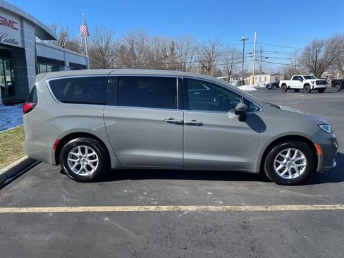 Used 2023 Chrysler Pacifica Touring-L image 10