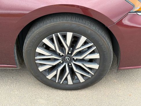 Used 2025 Nissan Altima 2.5 SV FWD image 12
