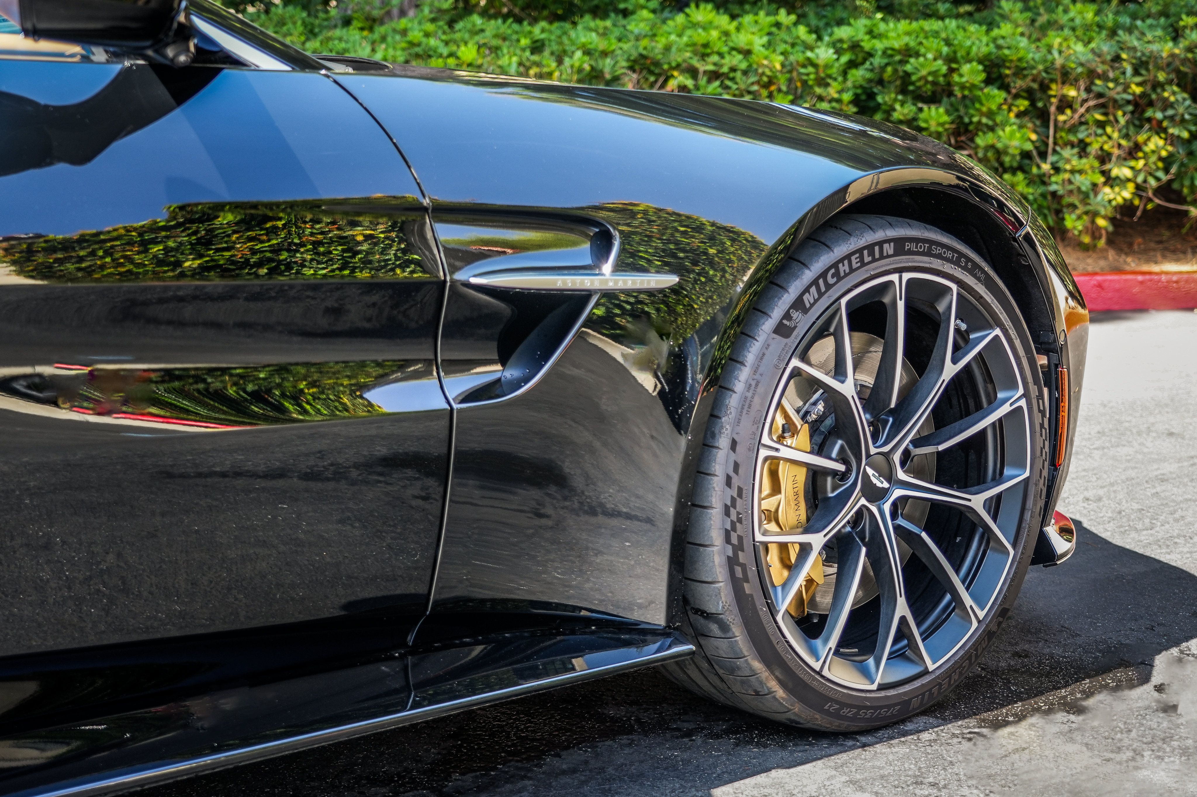 Used 2025 Aston Martin V8 Vantage Coupe RWD image 4